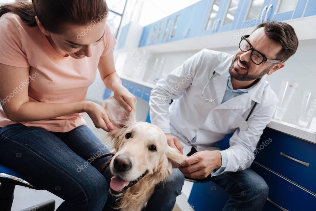 Cliente che parla con la titolare di un negozio per animali