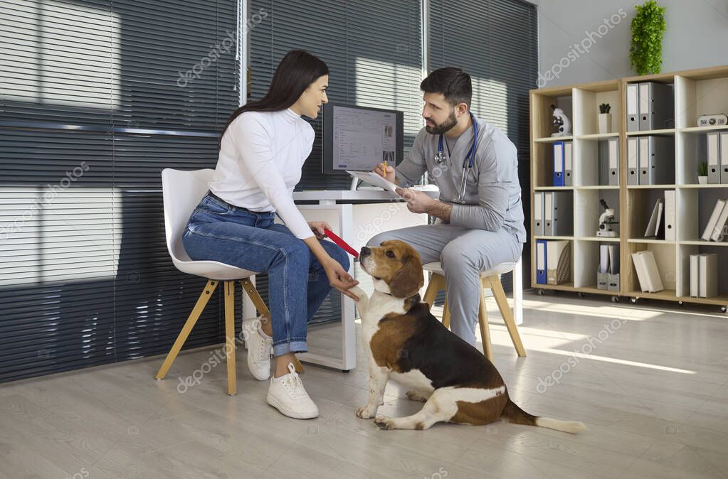 Proprietaria di cane che mostra una prescrizione veterinaria in negozio