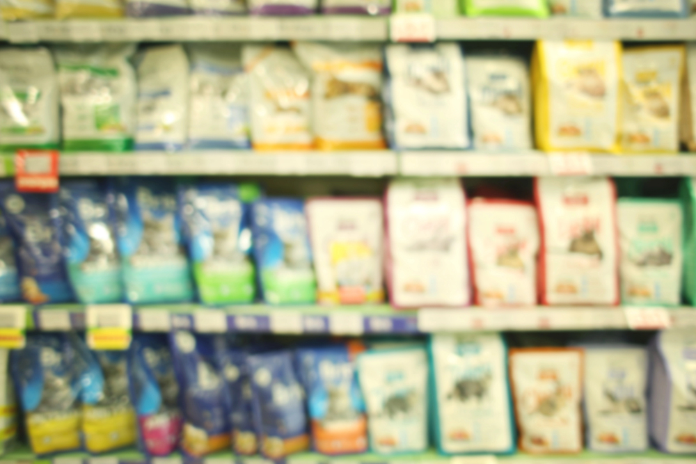 Scaffali di un pet shop con sacchi di mangimi per cani e gatti